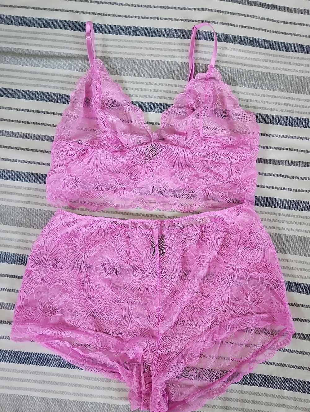 LN Victoria's Secret M Pink Lace Bralette & Shorts Set